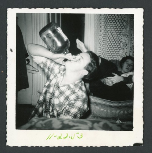Uomo che beve prende swig - , da